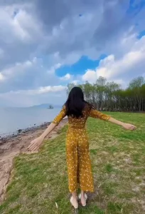 海边小姨子献出美鲍让姐夫贪婪舔吃  迎着海风后入精液射满菊花流入阴道