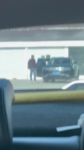 外面有人，手里的玩具还没停